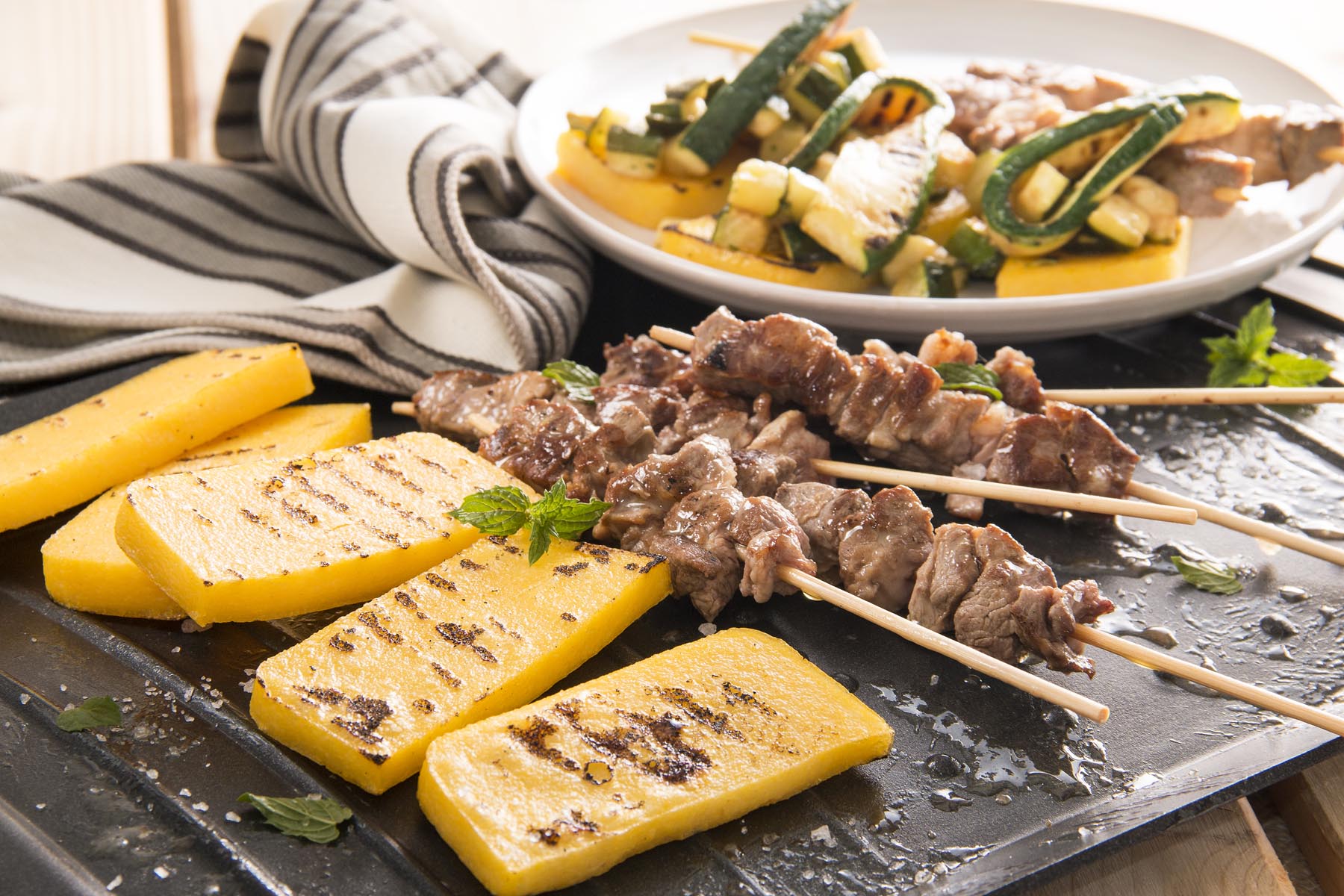 Lamb skewers with grilled polenta and fried marinated courgettes - Ricetta - Polenta Valsugana