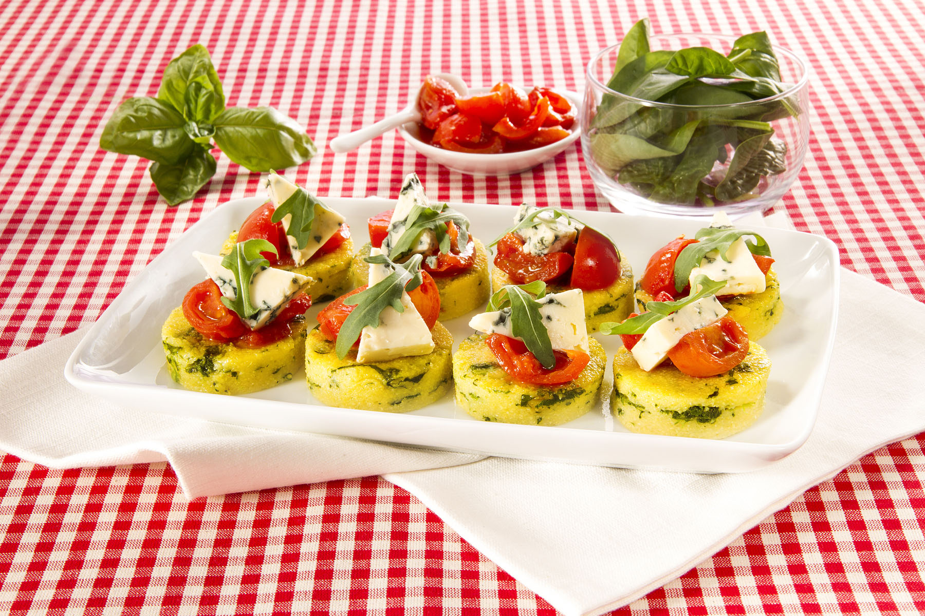 Spinach and gorgonzola polenta tarts topped with pepper tomato sauce - Ricetta - Polenta Valsugana