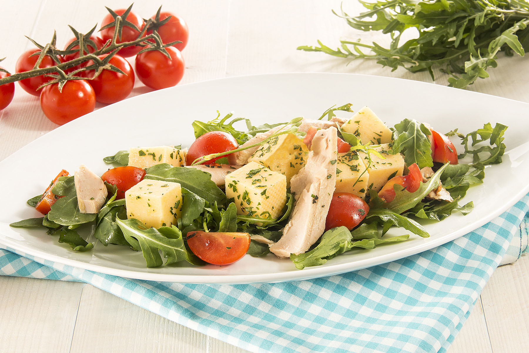 Salad with rocket, cherry tomatoes, tuna and polenta cubes - Ricetta - Polenta Valsugana
