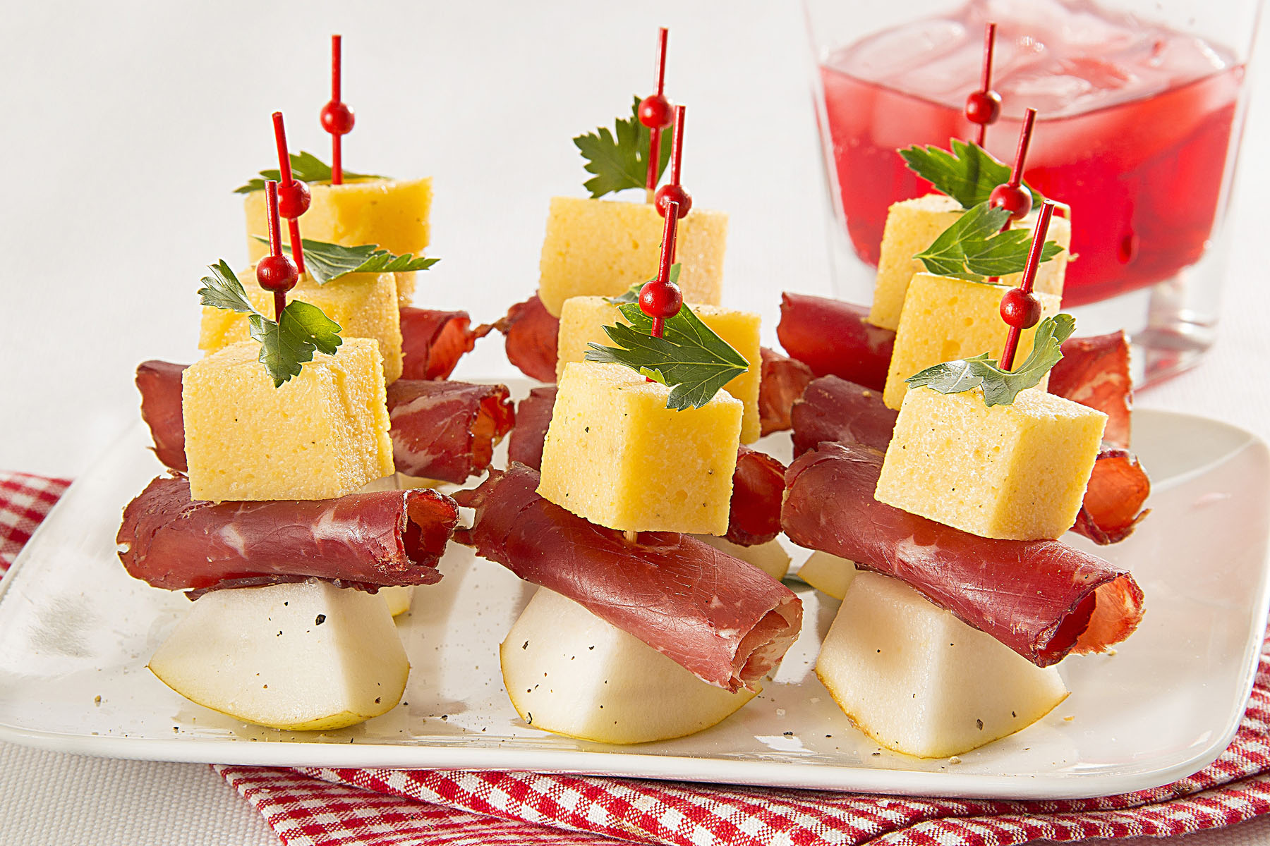 Mini skewers with bresaola and polenta chunks - Ricetta - Polenta Valsugana