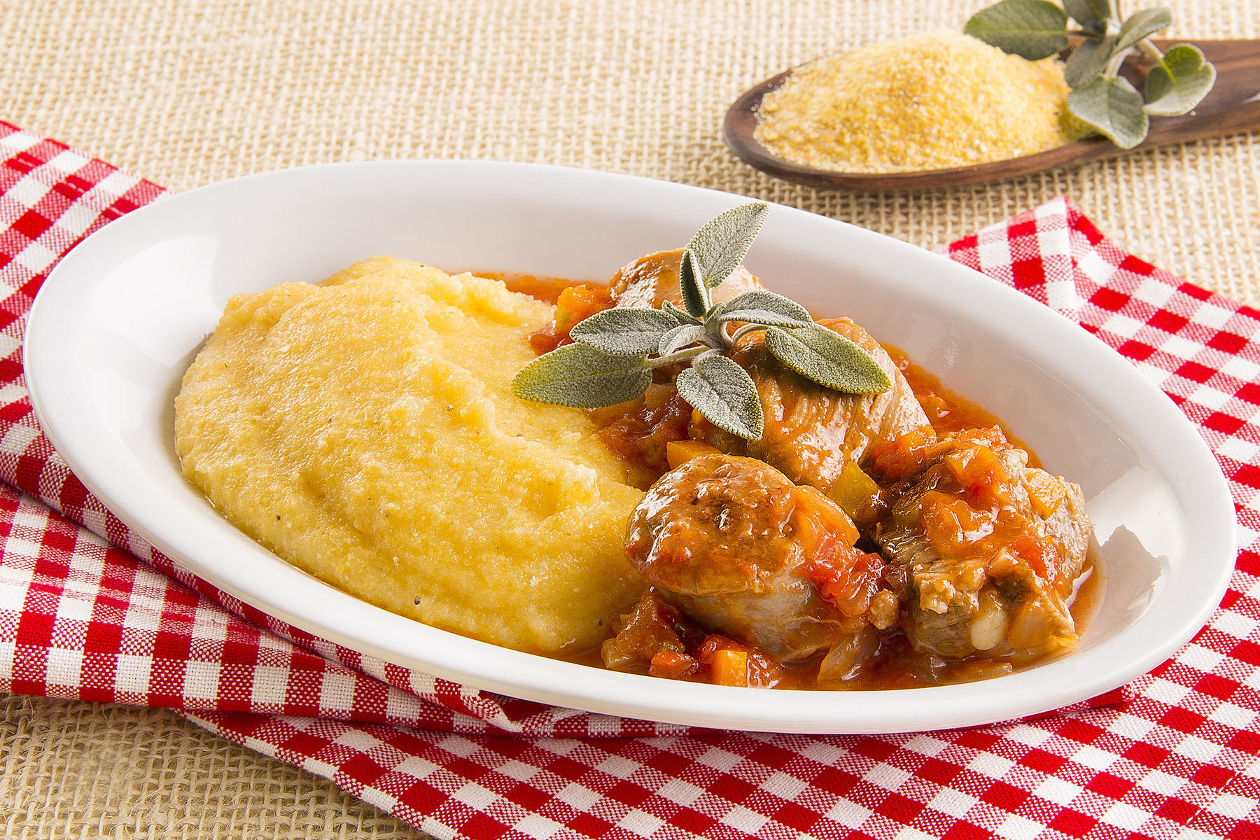 Spezzatino di salsiccia e costine con polenta Ricetta Polenta Valsugana