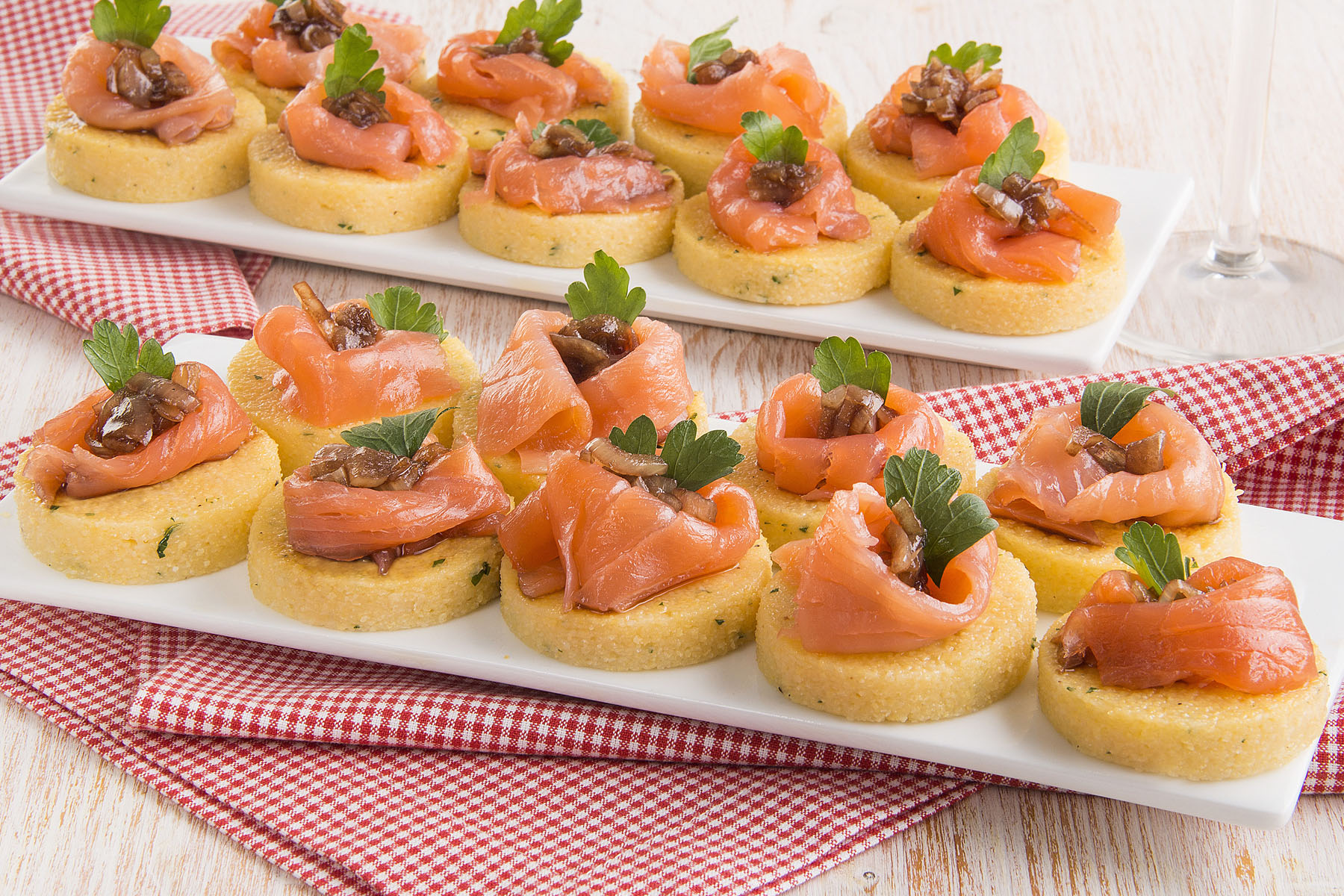 Polenta mini tarts with smoked salmon and balsamic onion - Ricetta - Polenta Valsugana