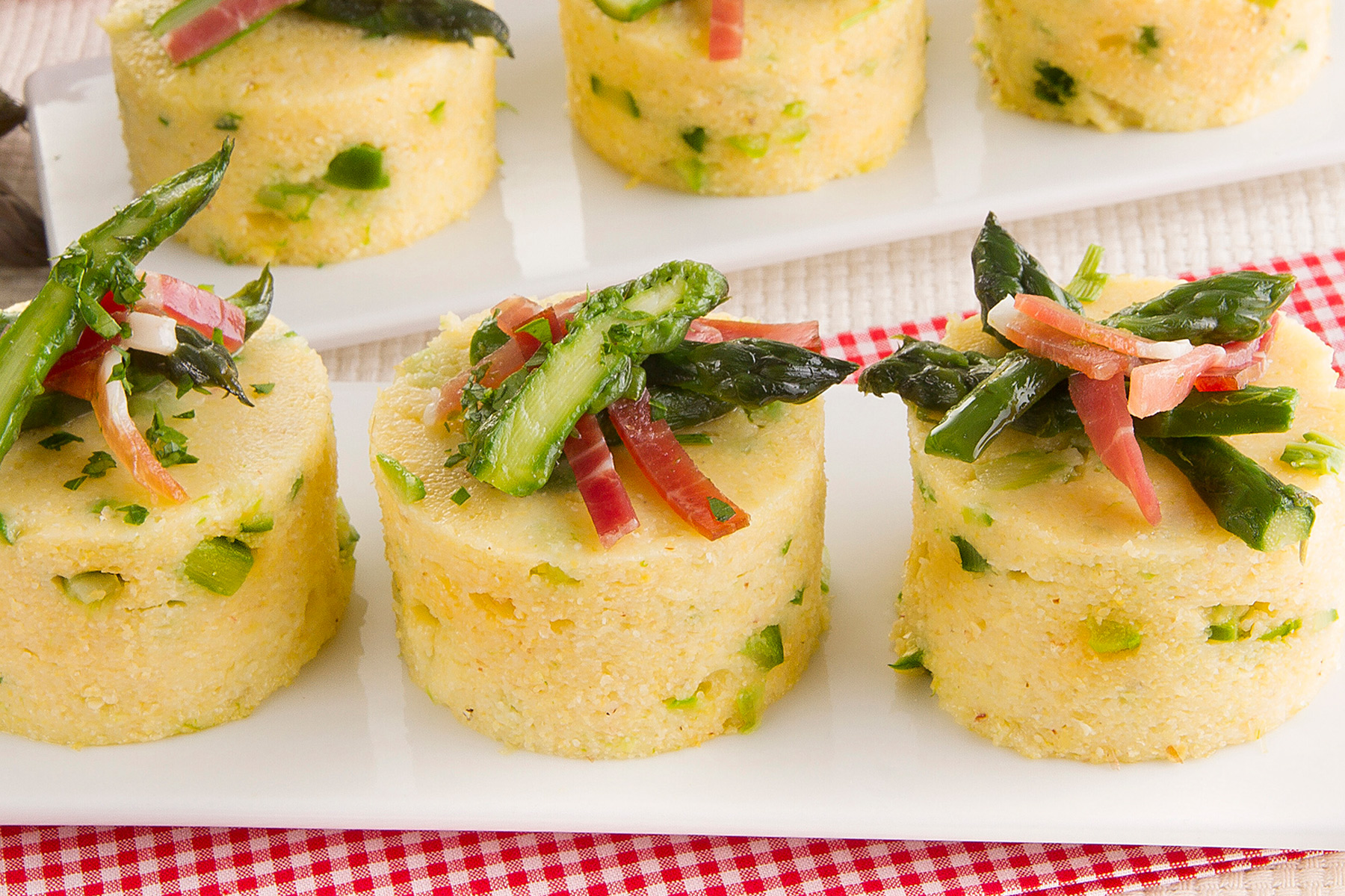 Small polenta timbales with asparagus and prosciutto - Ricetta - Polenta Valsugana